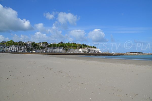 Plage au centre-ville de Binic