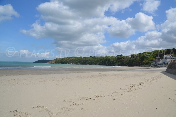 Plage de Binic avec vue sur la pointe de Bréhir