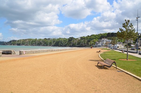 Promenade le long de la plage de la Banche à Binic