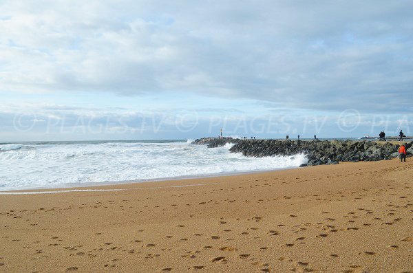 Plage de sable avec la digue de La Barre à Anglet