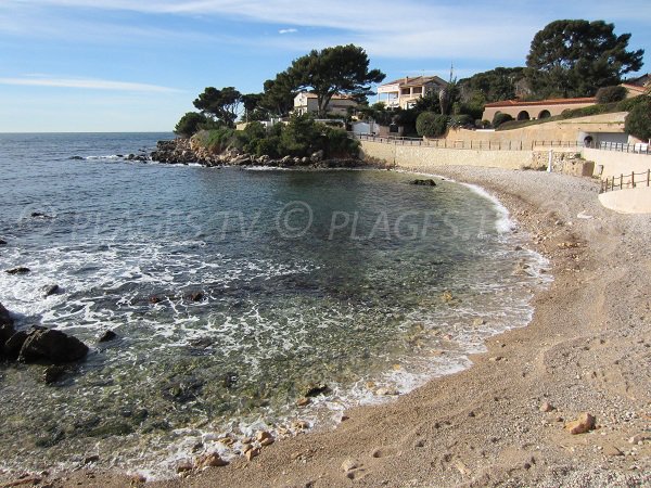 Plage de Barry à l'entrée du sentier du littoral à Bandol