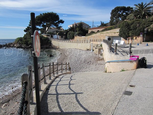 Accès à la plage de Barry de Bandol