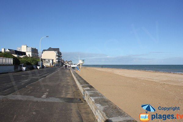 Photo de la plage dans le centre de Lion sur mer en Normandie
