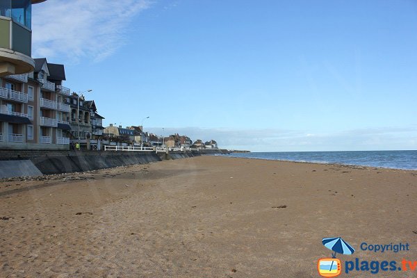 Plage de Lion sur Mer au niveau du poste de secours