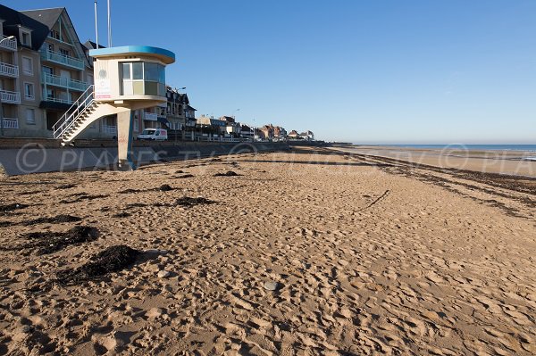 Photo de la plage dans le centre ville du Lion sur Mer