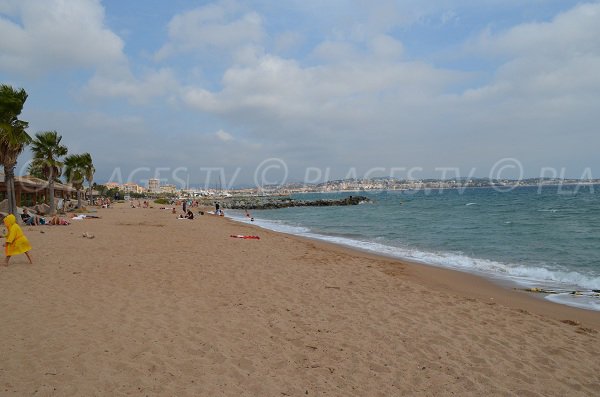 Plage de la base nature à proximité de la piscine