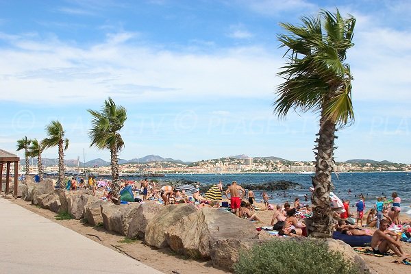 Spiaggia della base nature a Fréjus in estate