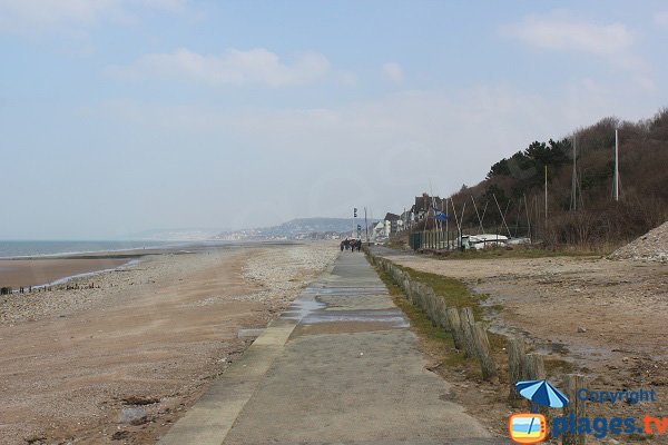 Promenade le long de la plage de la Base Nautique de Villers sur Mer