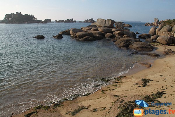 Plage de la Bastille à Ploumanac'h und Blick auf die Insel Cost Aeres