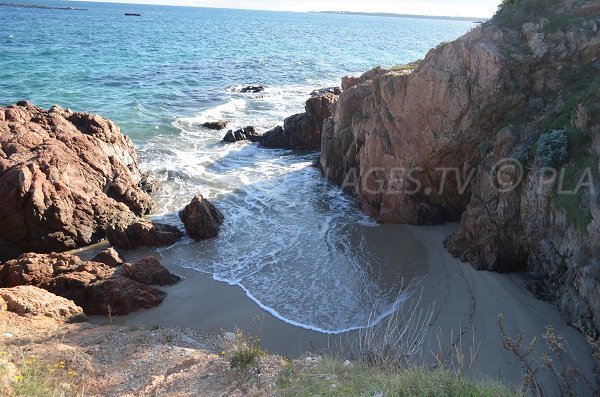 Plage de sable à Cannes - beaucoup de naturistes