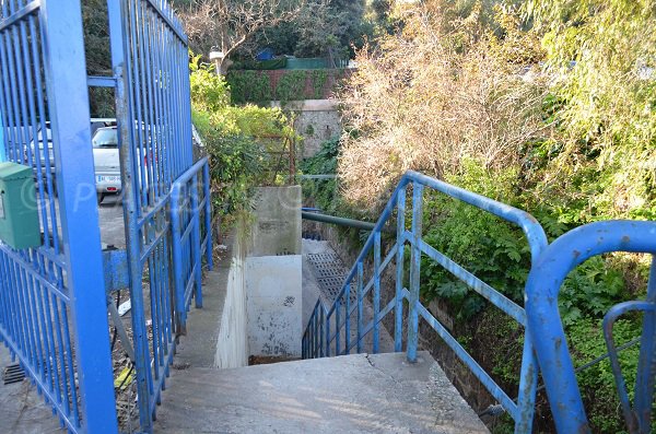 Blue gate to access to the Batterie beach