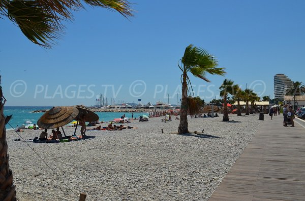 camminare lungo la spiaggia a Villeneuve-Loubet