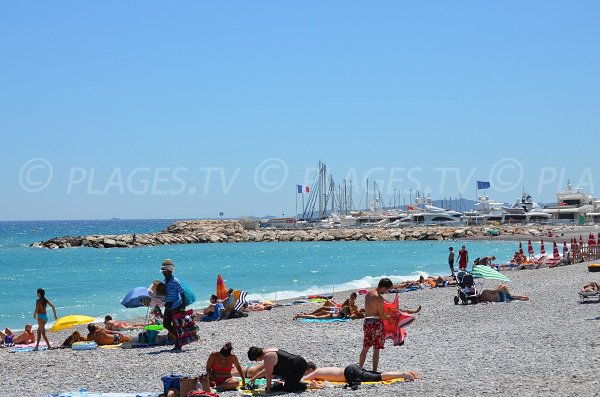 Plage de la batterie face au port de la marina Baie des Anges