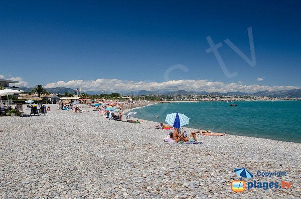 Plage de la Batterie avec vue sur la baie des Anges