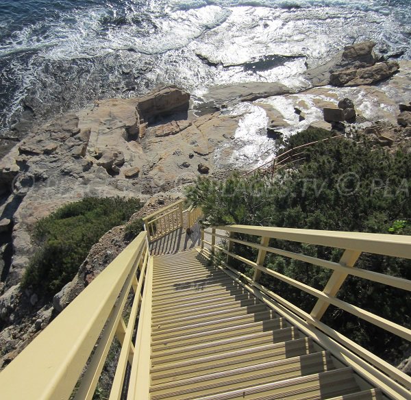 Escaliers de la plage des Bau Rouges