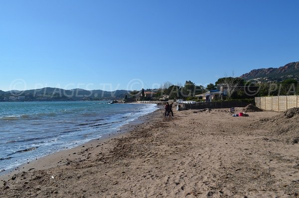 Plage des Baumettes à Agay avec vue sur le Dramont