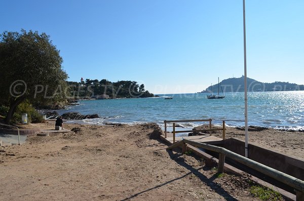 Plage d'Agay avec vue sur le Dramont dans le quartier de la Baumette