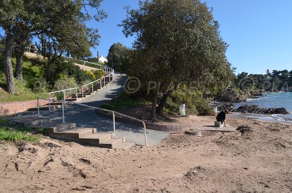 Accès à la plage de la Baumette à Agay