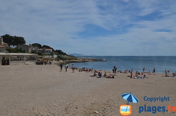 Gesamtansicht des öffentlichen Strandes Baumettes in Sausset les Pins