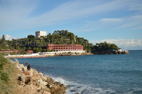 Blick auf die Felsen von diesem Strand an der Grenze von Monaco