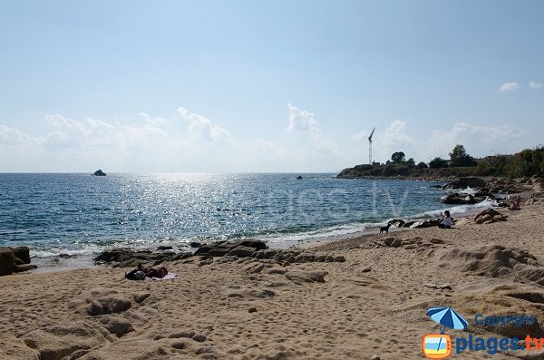 Plage à proximité du cimetière marin d'Ajaccio - Beau Rivage