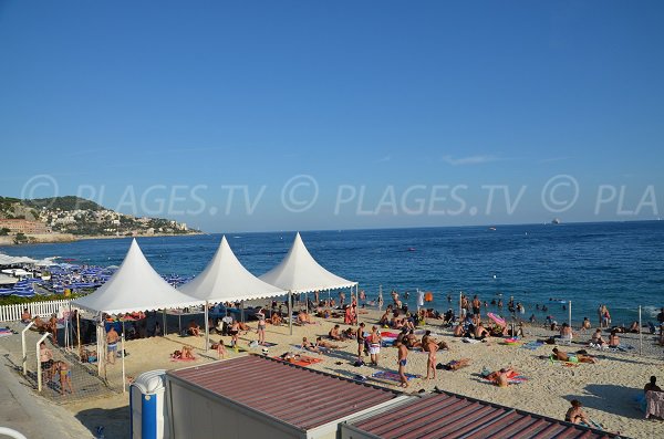 Plage de sable en été à Nice - Beau Rivage