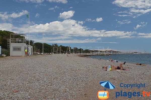 Plage de Beau Rivage en été avec le poste de secours