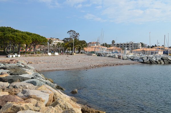 Spiaggia e il porto di Santa Lucia a St Raphael