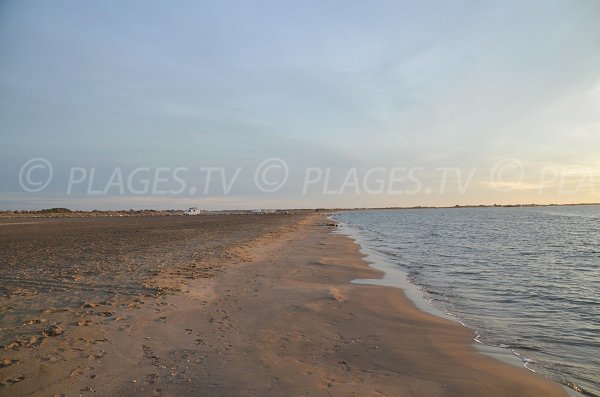 Photo de la plage de Beauduc en direction du Rhône