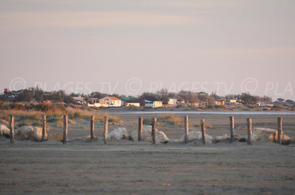 Cabanons sur la plage de Beauduc