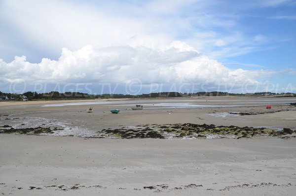 Plage de Beaumer à Carnac avec vue sur l'île de Stuhan