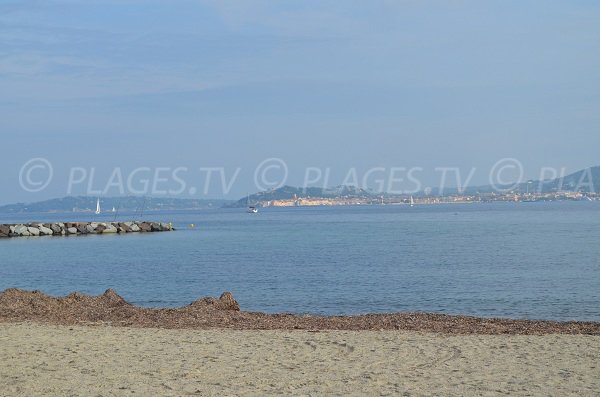 Schöne Aussicht auf Saint-Tropez vom Strand von Beauvallon aus