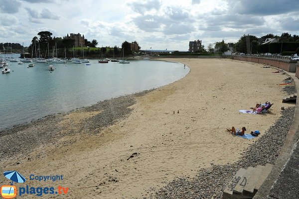 Vue sur le château de Nessay depuis la plage de Bechay