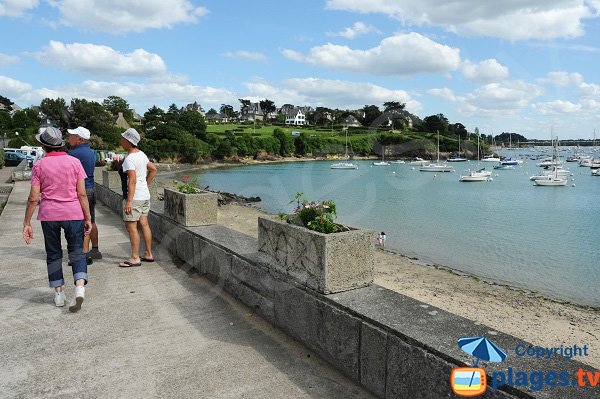 Promenade le long de la plage du Bechay