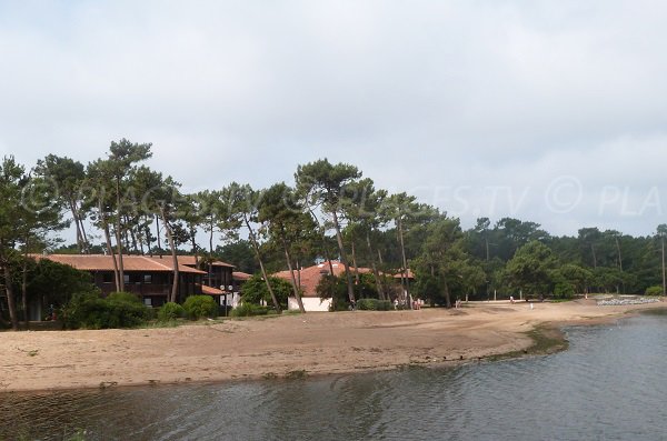 Plage du lac de Port d'Albret à côté du centre de vacances Balambra