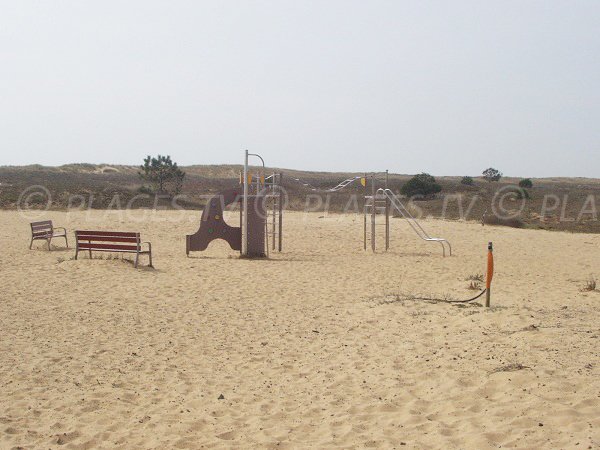 Jeux pour les enfants sur la plage de Bellugas à La Faute