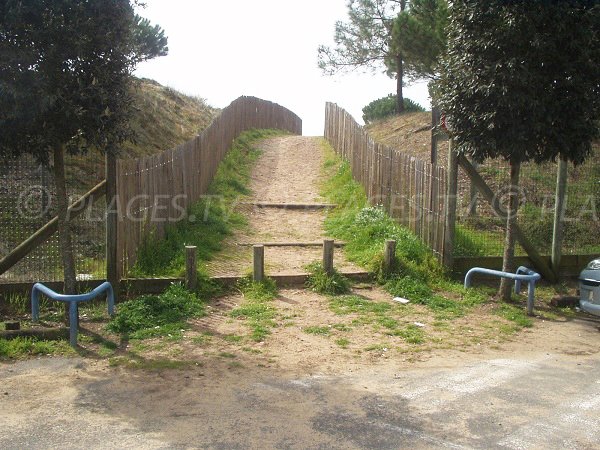 Access to Bellugas beach in La Faute sur Mer