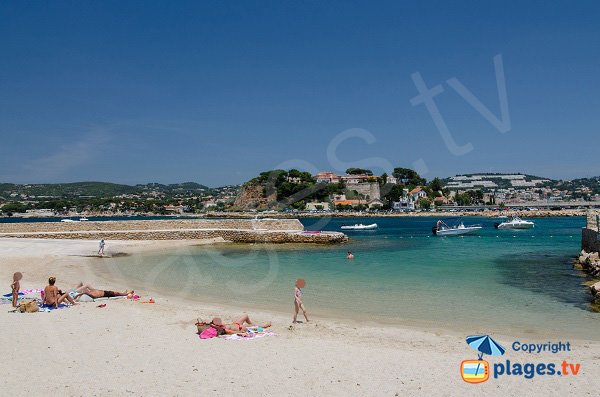 Plage de sable sur l'ile de Bendor avec vue sur Bandol