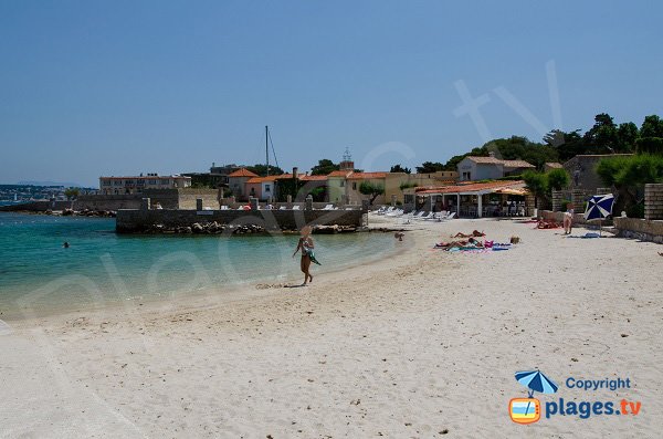 Vue sur le centre de l'ile de Bendor depuis la plage