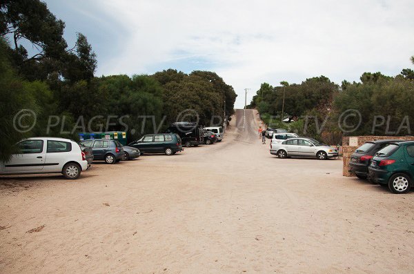 Parking sur la presqu'ile de Benedettu - Corse