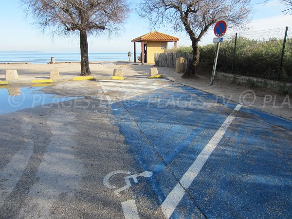 Parcheggio per le persone con mobilità ridotta sulla spiaggia della Bergerie a Hyères