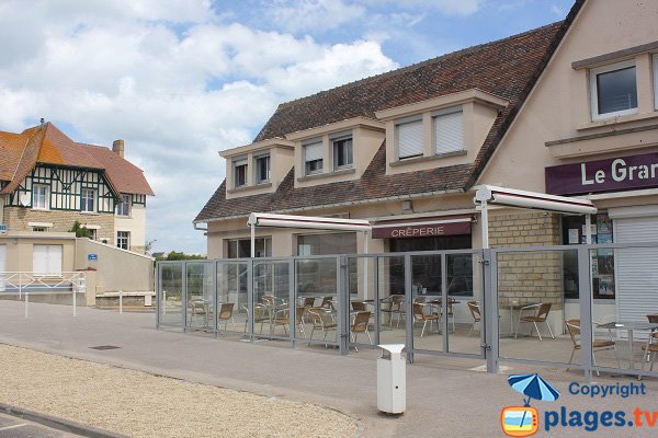 Restaurants le long de la plage de Bernières