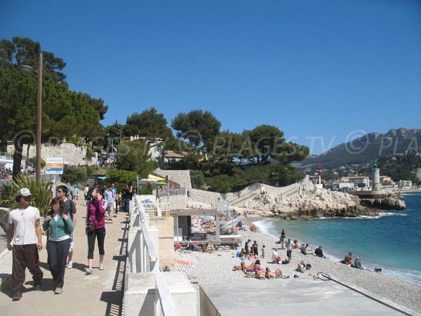 Plage du Bestouan avec la promenade du front de mer de Cassis