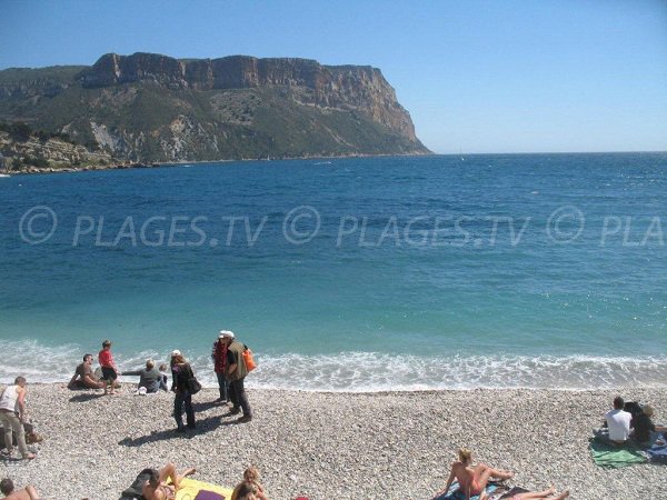 Vue sur le Cap Canaille depuis la plage du Bestouan à Cassis