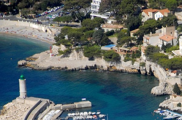 Beach in Cassis accessible from the center