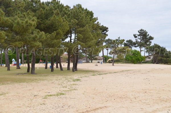 Jeux pour les enfants au niveau de la plage de Betey - Andernos les Bains