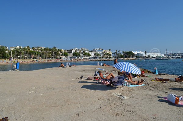 Öffentlicher Ponton am Strand von Bijou