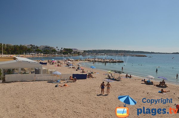 Grande plage de sable agréable à Cannes