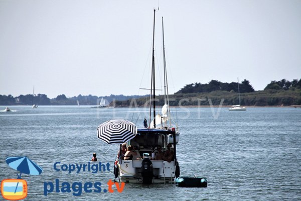 Boats around Bilhervé beach