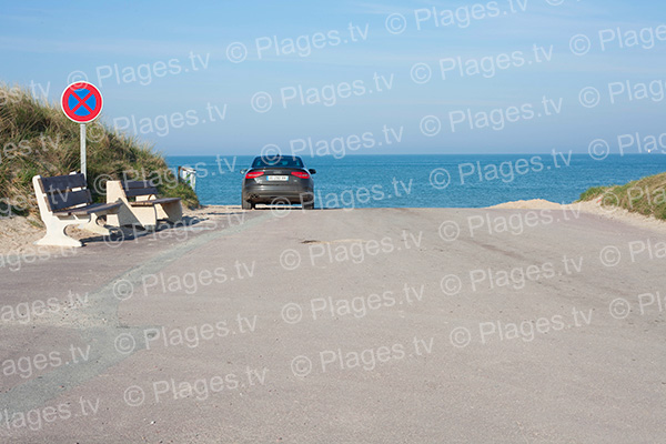 Entrée de la plage nord de Blainville-sur-Mer avec banc sur les côtés 